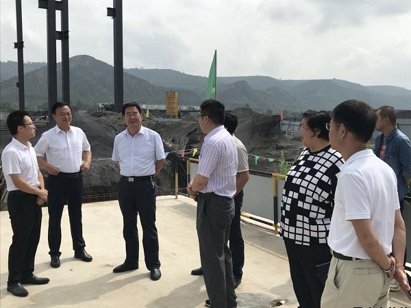 市人大常委會(huì )黨組副書(shū)記、副主任樊文浩一行調研泓源公司項目建設情況(圖2)