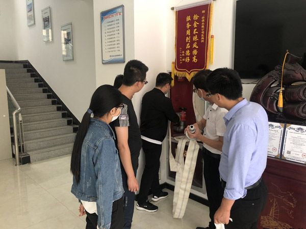 泓源新能源公司、出租車(chē)公司聯(lián)合開(kāi)展消防安全演練(圖2)