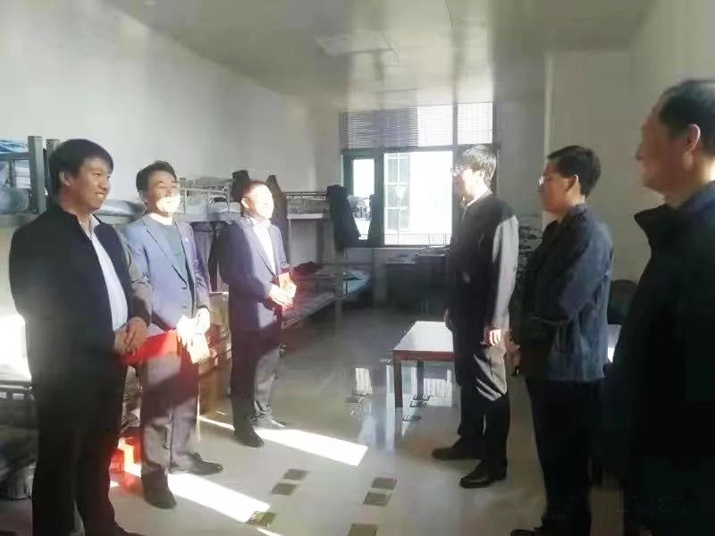 工業(yè)園區管委會(huì )、泓源公司慰問(wèn)園區機關(guān)保安門(mén)衛等一線(xiàn)人員(圖2)