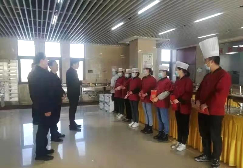 工業(yè)園區管委會(huì )、泓源公司慰問(wèn)園區機關(guān)保安門(mén)衛等一線(xiàn)人員(圖3)