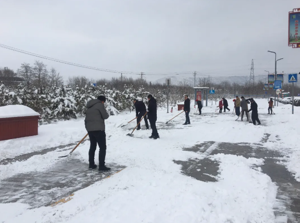 瑞雪兆豐年 掃雪保安全——市產(chǎn)投集團團委組織開(kāi)展積雪清掃活動(dòng)(圖1)